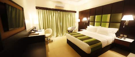 Executive Room | 1 bedroom, premium bedding, minibar, in-room safe