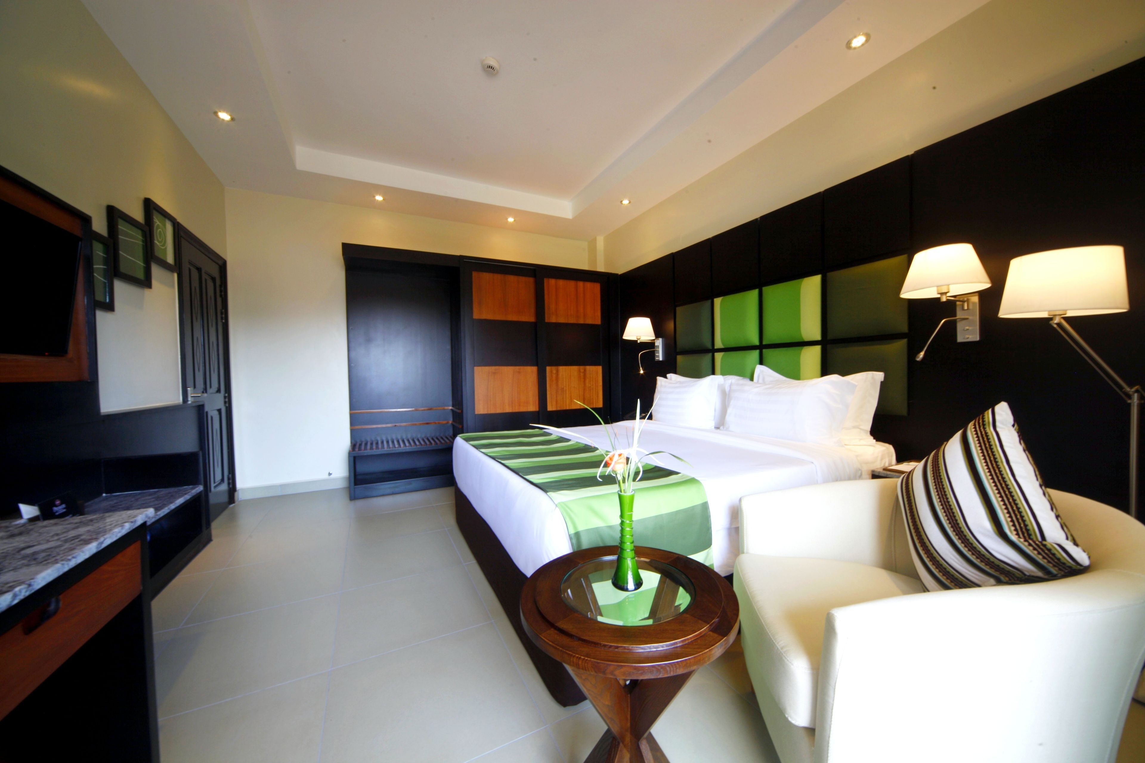 deluxe double room, 1 queen bed | 1 bedroom, premium bedding, minibar, in-room safe