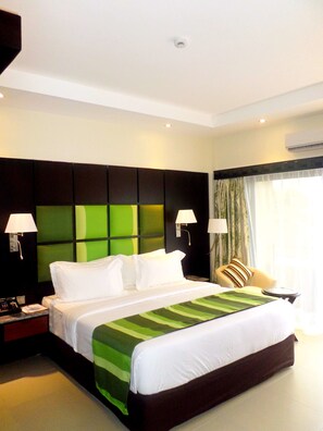 Suite, 1 llit de matrimoni gran (Separate Living Room) | 1 dormitori, roba de llit d'alta qualitat i minibar 