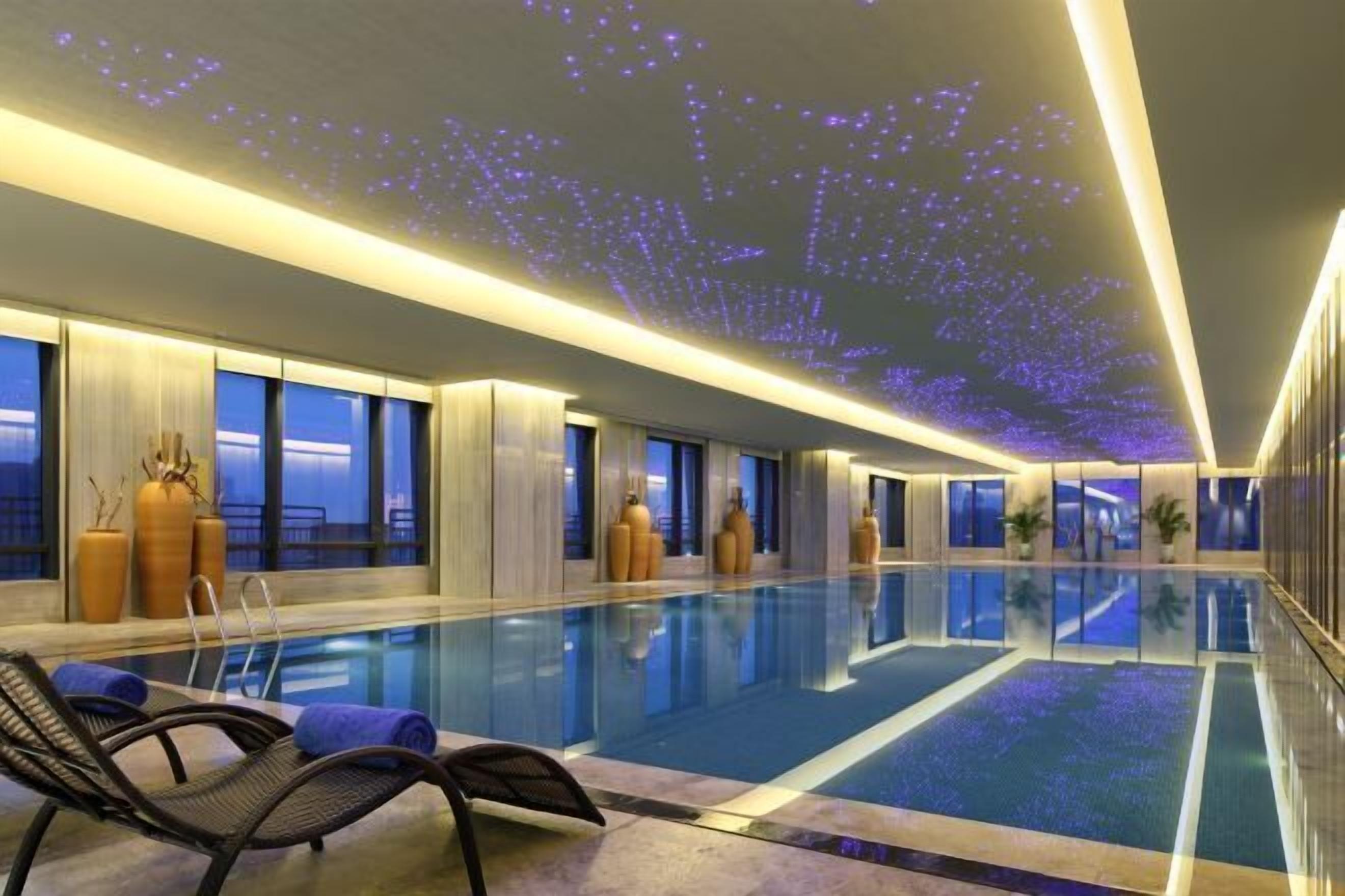 حمام سباحة داخلي