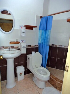 Shower, free toiletries, towels - Hotel Crossman (Puerto Ayora)
