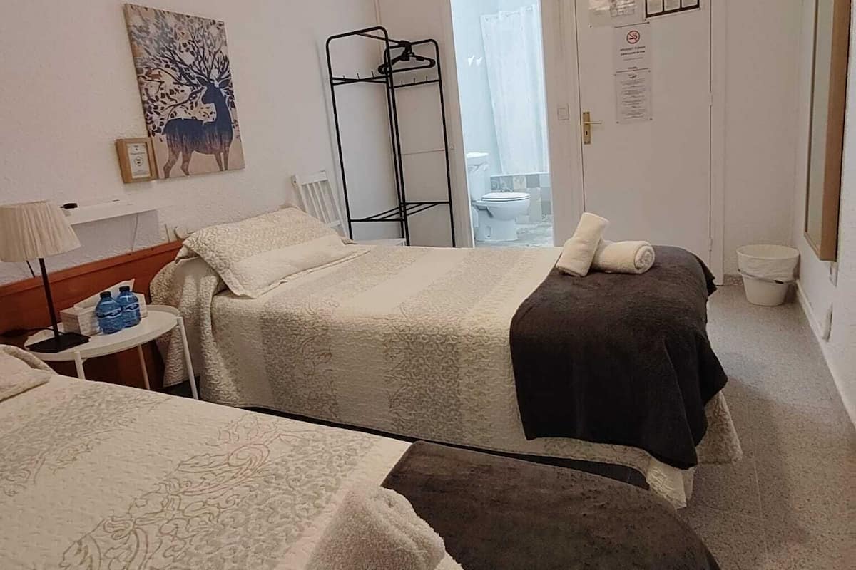 Chambre avec lits jumeaux | Rideaux occultants, Wi-Fi gratuit, draps fournis