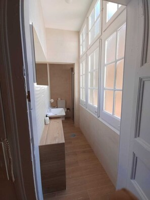 Shower, free toiletries, towels - Hostal Dragonfly BCN (Barcelona)