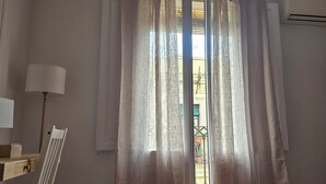 Twin Room | Blackout drapes, WiFi (free), bed sheets - Hostal Dragonfly BCN (Barcelona)