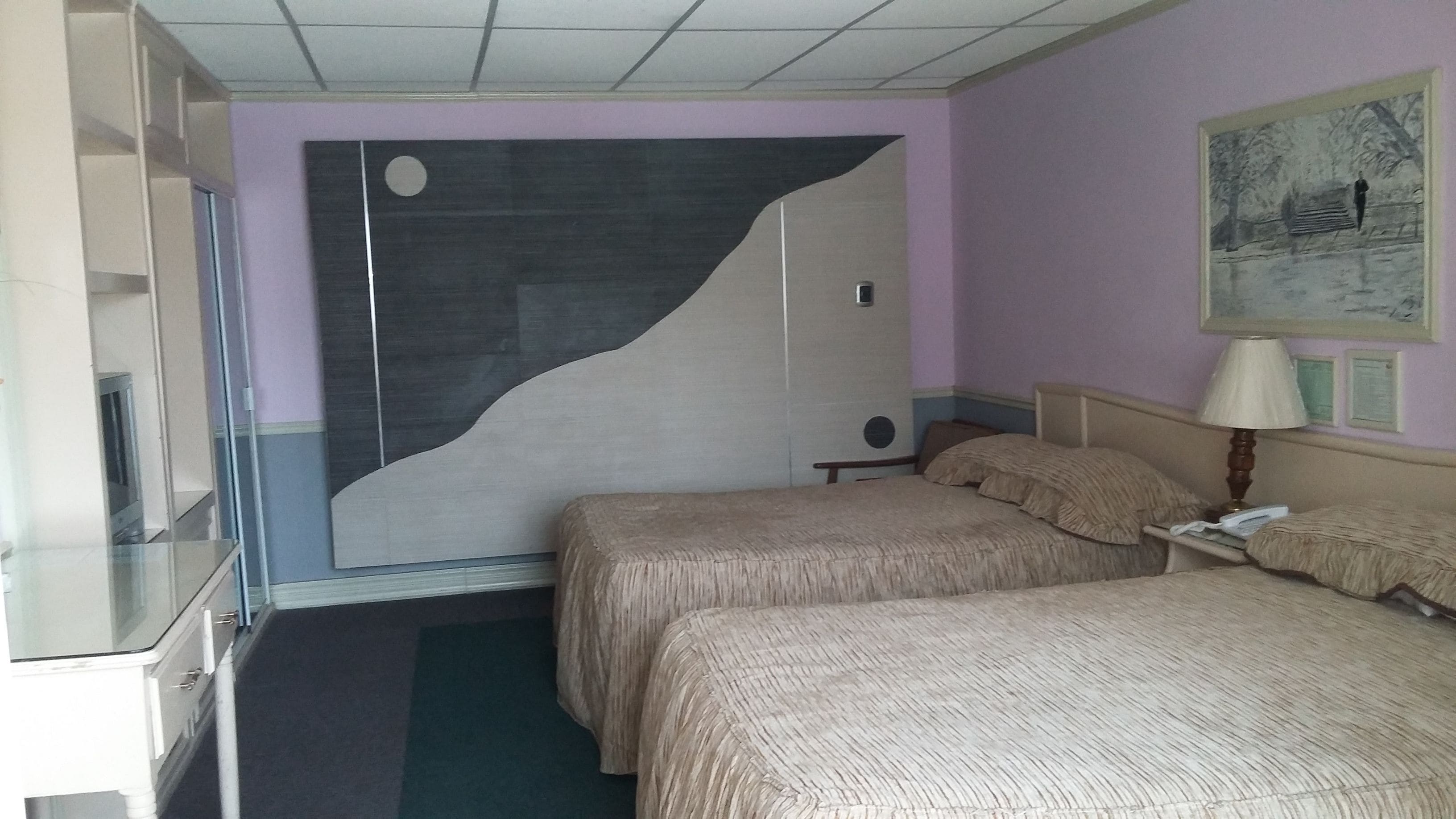 desk, free wifi, bed sheets