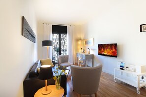Luxury-Apartment, Mehrere Schlafzimmer, Stadtblick | Wohnzimmer | Flachbildfernseher
