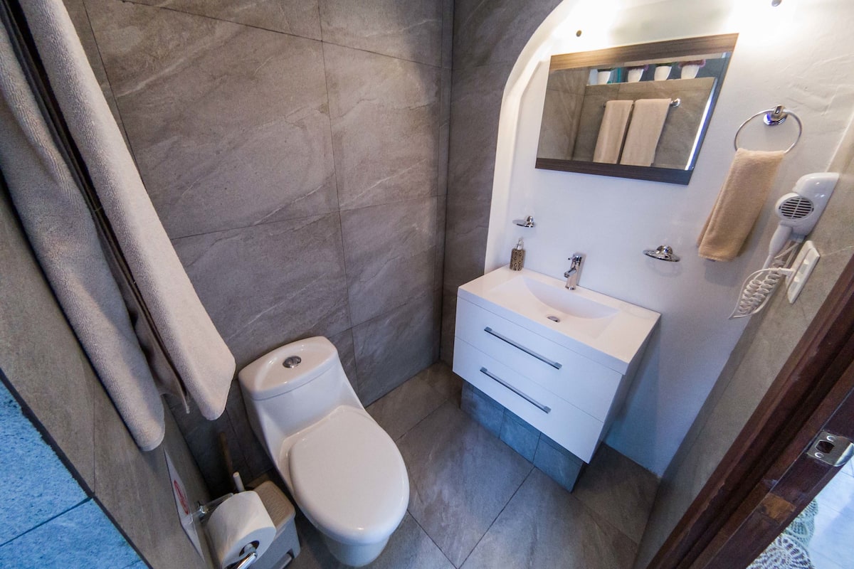 signature room | bathroom | free toiletries, hair dryer, bathrobes, towels