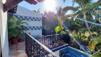 Junior Suite, 1 King Bed, Pool View