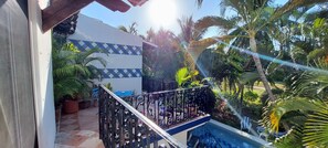 Junior Suite, 1 King Bed, Pool View | 고급 침구, 객실 내 금고, 암막 커튼, 다리미/다리미판