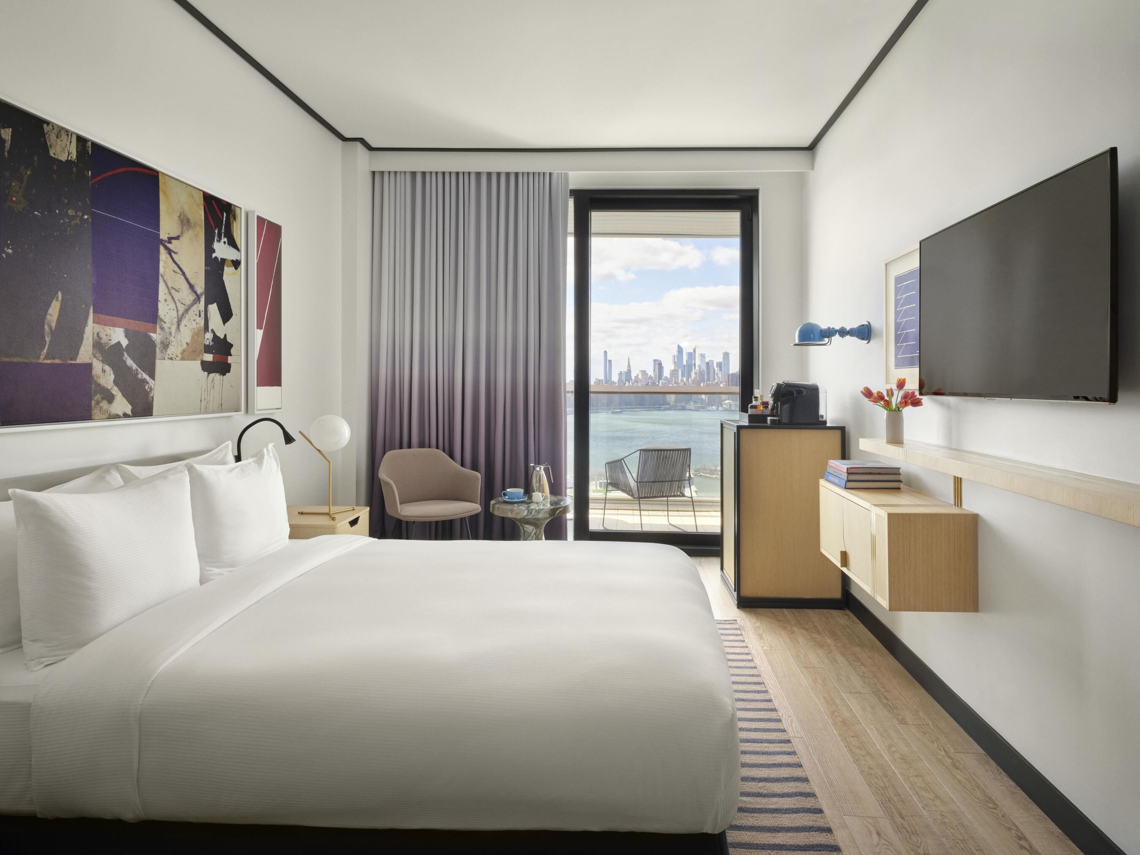 Room, 1 Queen Bed, Balcony (Manhattan View) | Premium bedding, in-room safe, blackout curtains, soundproofing
