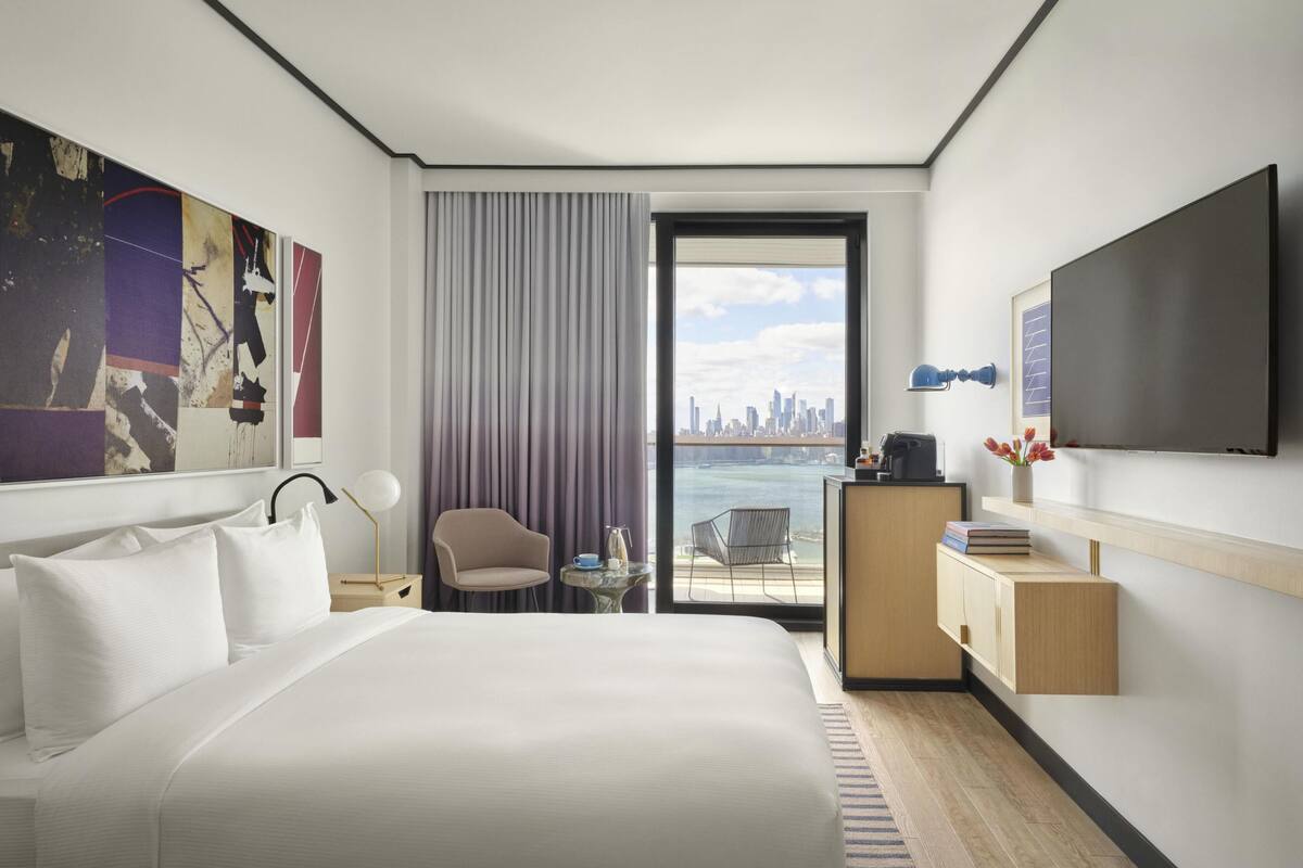 Room, 1 Queen Bed, Balcony (Manhattan View) | Premium bedding, in-room safe, blackout curtains, soundproofing