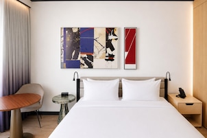 Premium bedding, in-room safe, blackout drapes, soundproofing