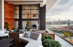 Ropa de cama de alta calidad y caja de seguridad en la habitación