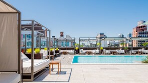 Piscina externa sazonal, funciona das 8h às 20h, barracas, guarda-sóis