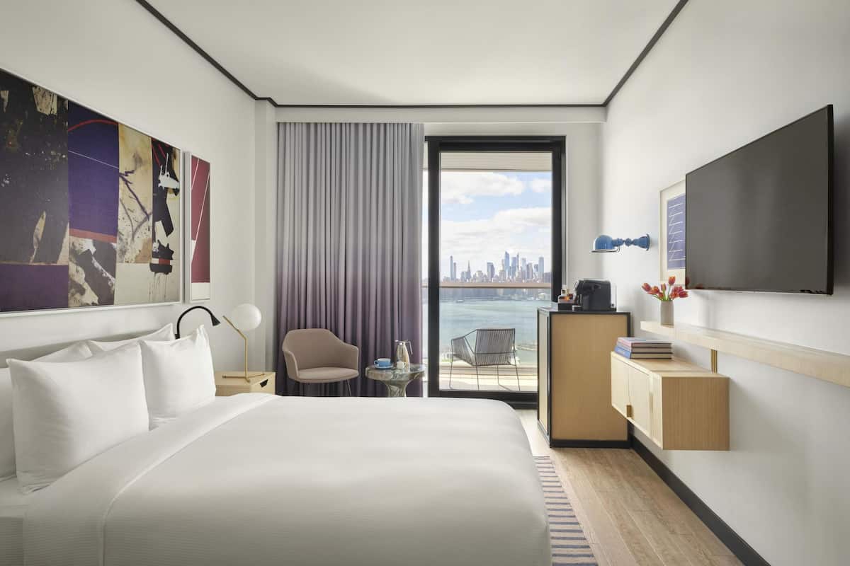 Ropa de cama de alta calidad y caja de seguridad en la habitación