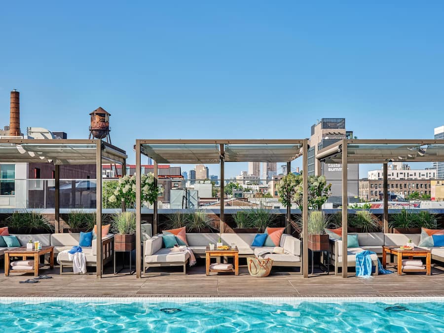 Piscina externa sazonal, funciona das 8h às 20h, barracas, guarda-sóis