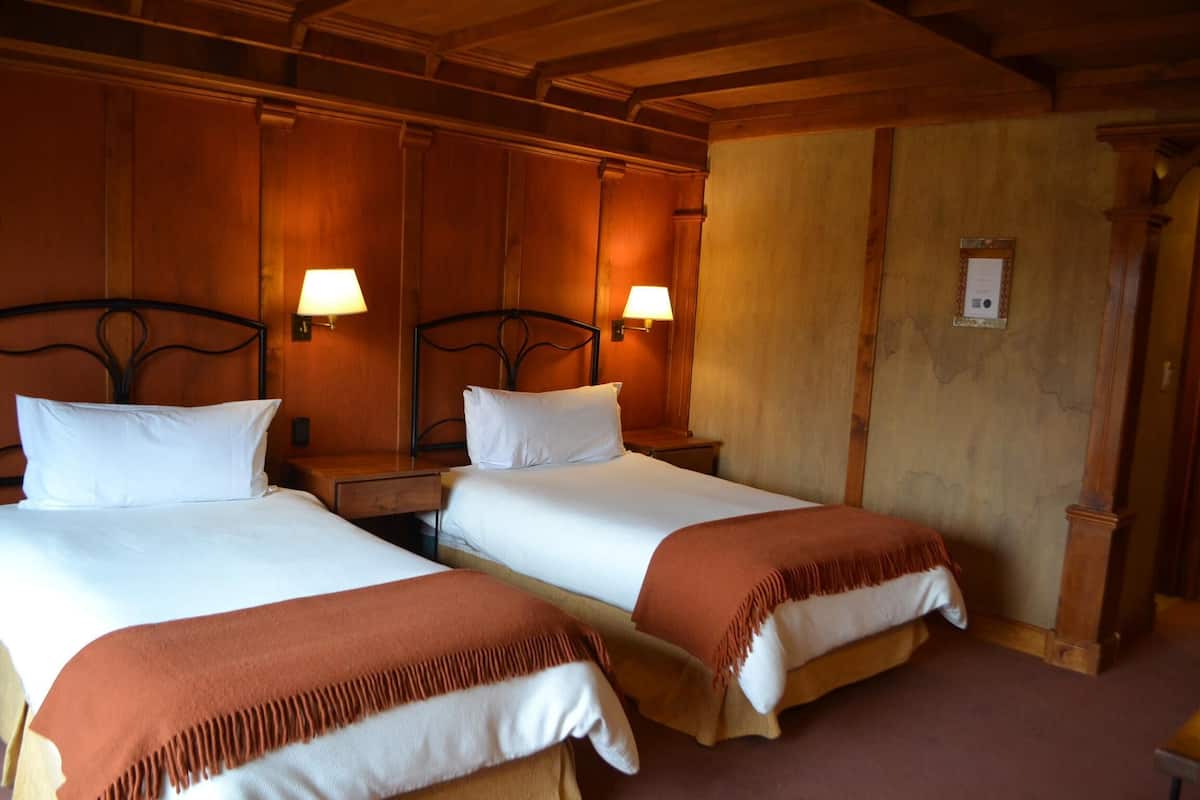 Luxe beddengoed, een minibar, een kluis op de kamer, een bureau