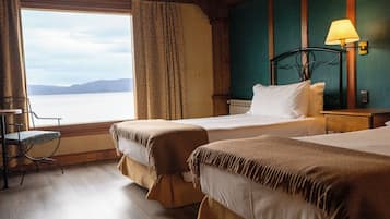 Habitación superior, 1 cama doble o 2 individuales, vistas al canal | Ropa de cama de alta calidad, minibar, caja fuerte y escritorio