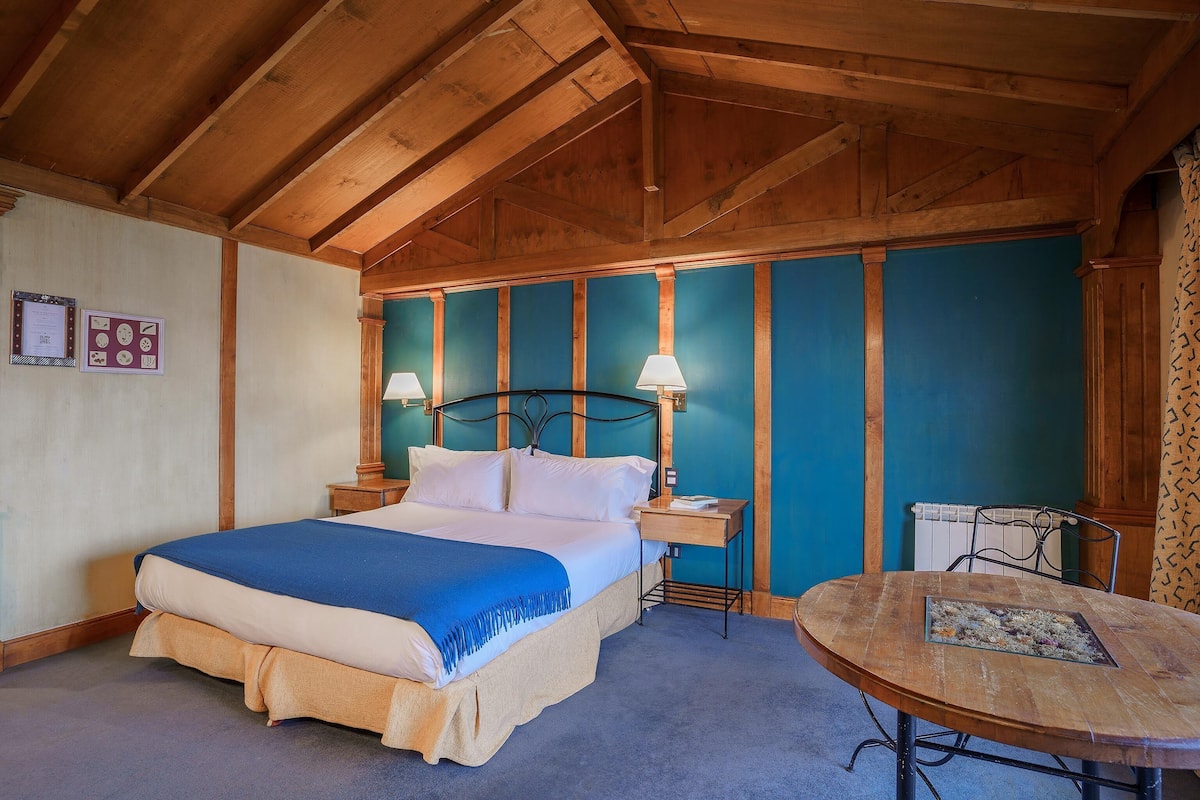 Luxe beddengoed, een minibar, een kluis op de kamer, een bureau