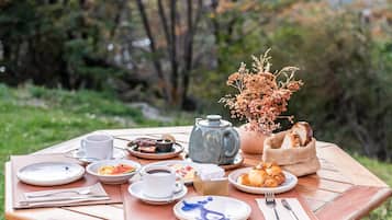 Free daily buffet breakfast