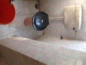 Shower, towels - St.Antonys Lodge Ernakulam Market (Kanayannur)