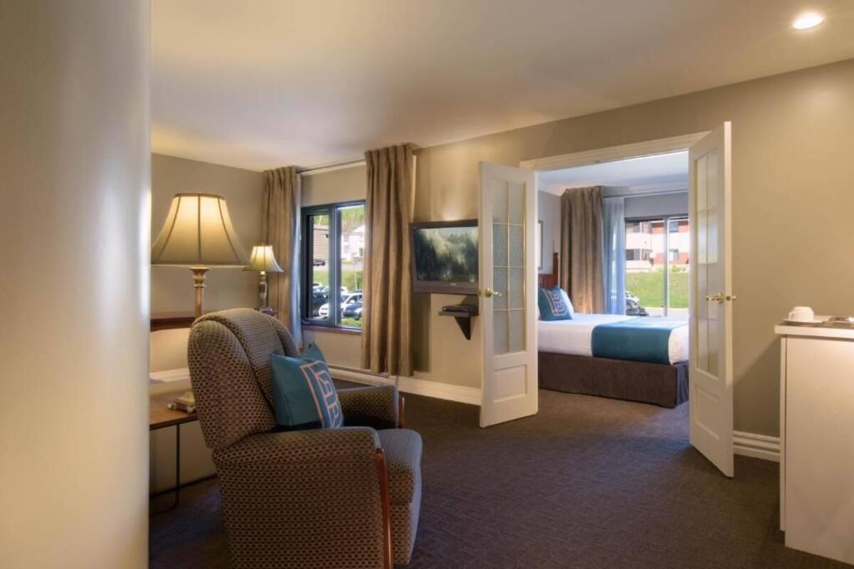 presidential suite, jetted tub | premium bedding, desk, blackout curtains, soundproofing
