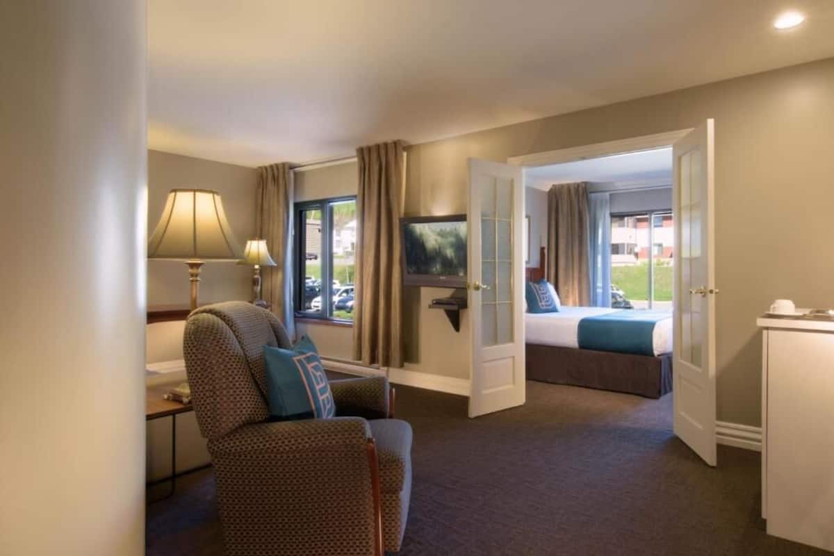Presidential Suite, Jetted Tub | Premium bedding, desk, blackout drapes, soundproofing