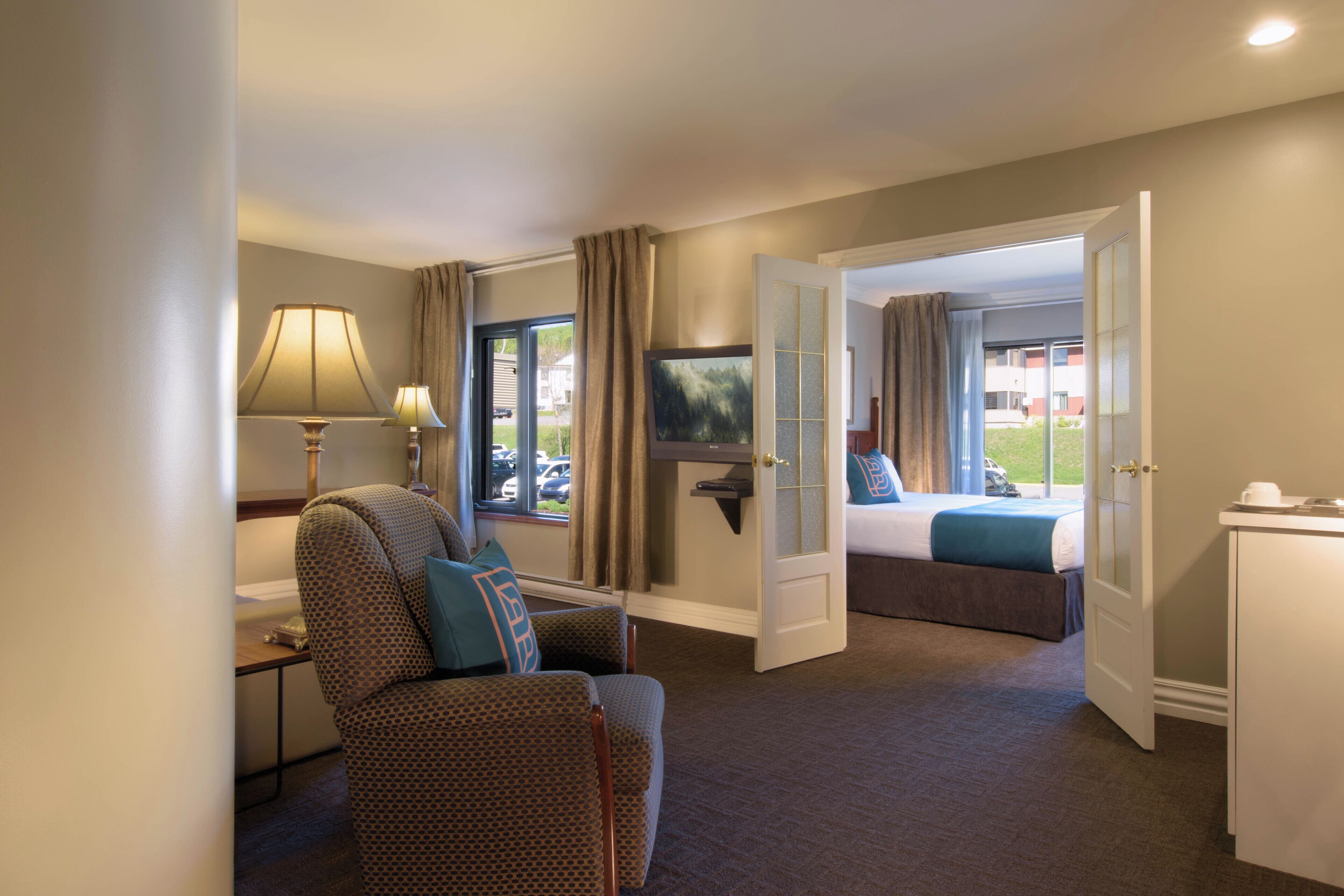 Chambre Double Luxe, 1 très grand lit et 1 canapé-lit, bain à remous