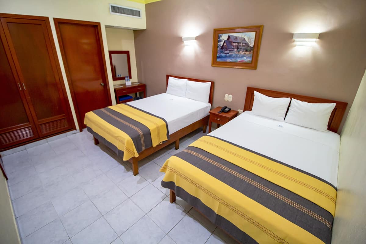 Habitación básica doble, 2 camas matrimoniales | Escritorio, wifi gratis y ropa de cama