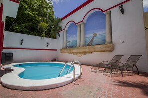 Piscine extérieure, chaises longues