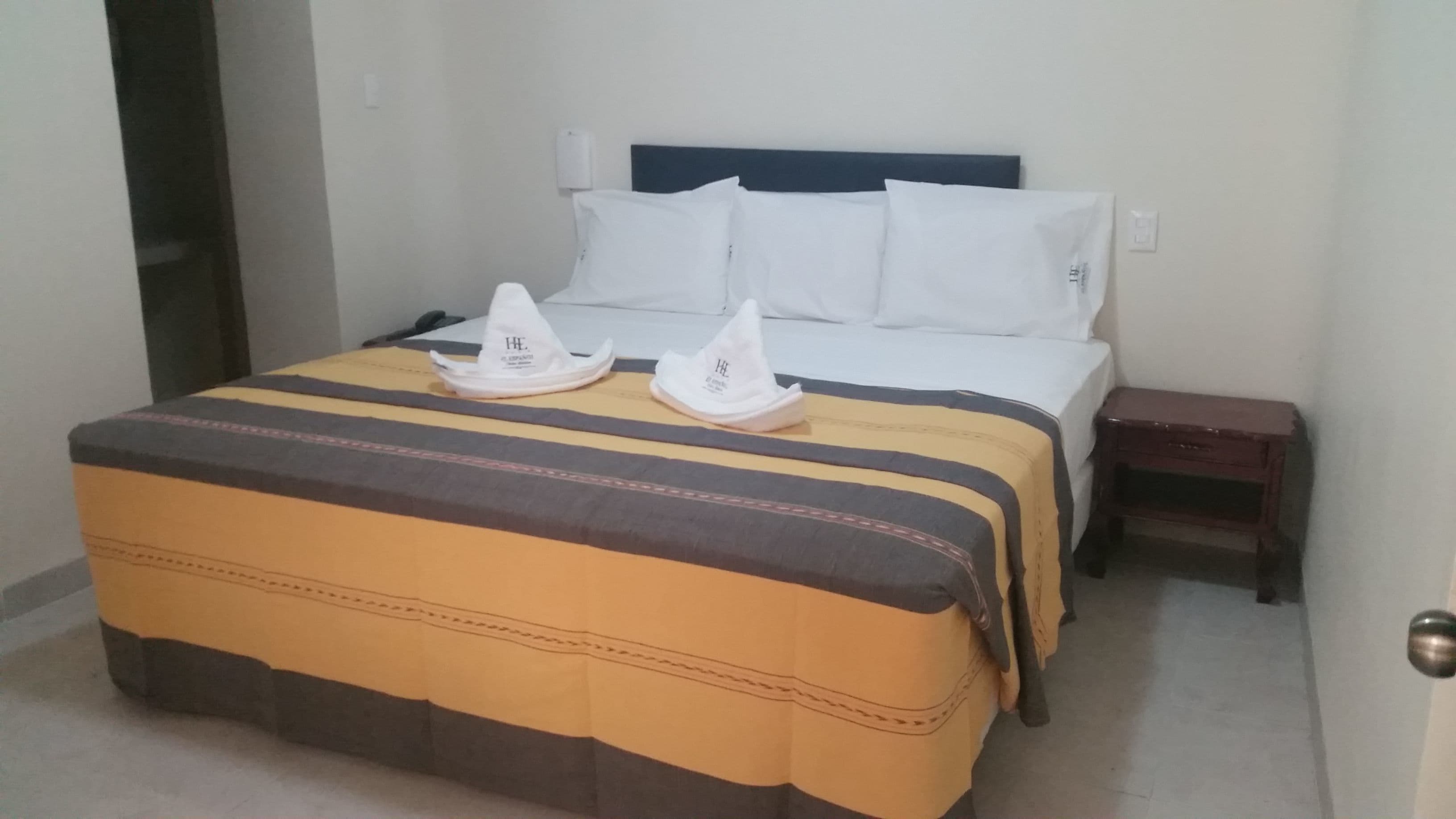 basic room | desk, free wifi, bed sheets