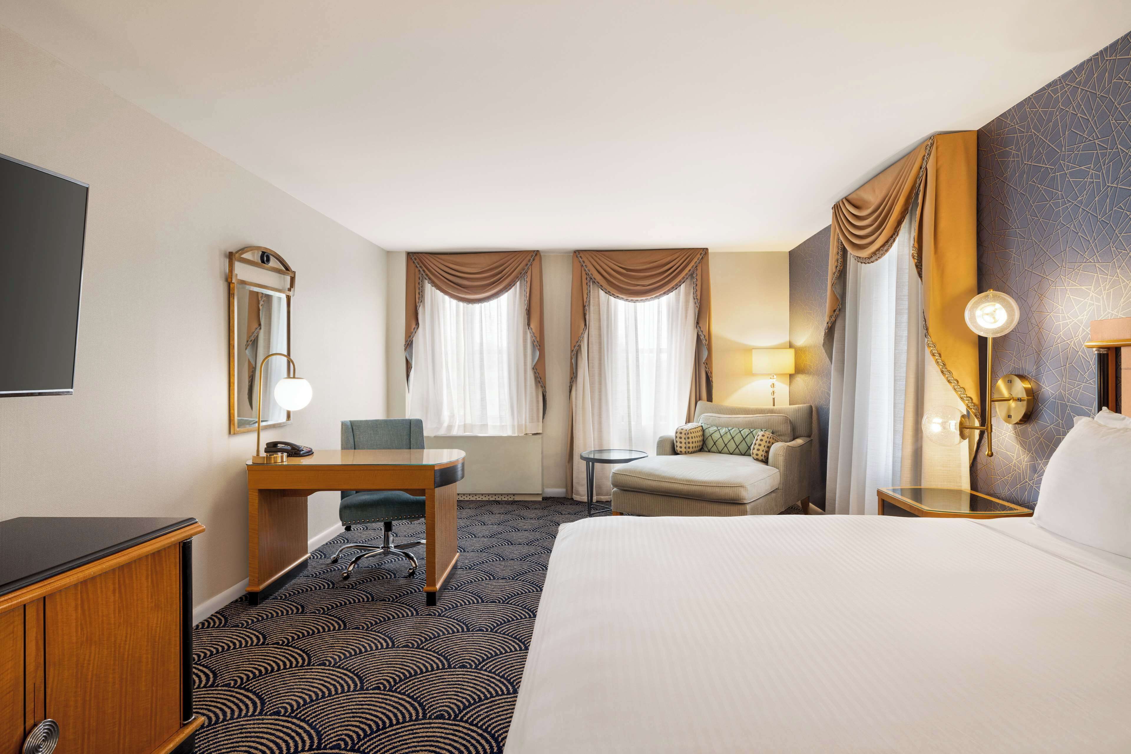 standard room, 1 king bed, non smoking, jetted tub | frette italian sheets, premium bedding, pillow-top beds, in-room safe