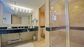 Standardzimmer, 1 King-Bett, Nichtraucher, Whirlpool | Badezimmer | Kostenlose Toilettenartikel, Haartrockner, Bademäntel, Hausschuhe