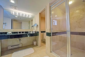 Standard Room, 1 King Bed, Non Smoking, Jetted Tub | Bathroom | Free toiletries, hair dryer, bathrobes, slippers