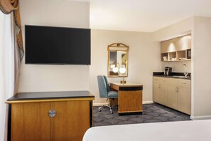 Habitación estándar, 2 camas matrimoniales, para no fumadores, cocineta | Cocineta privada | Refrigerador y cafetera y tetera 