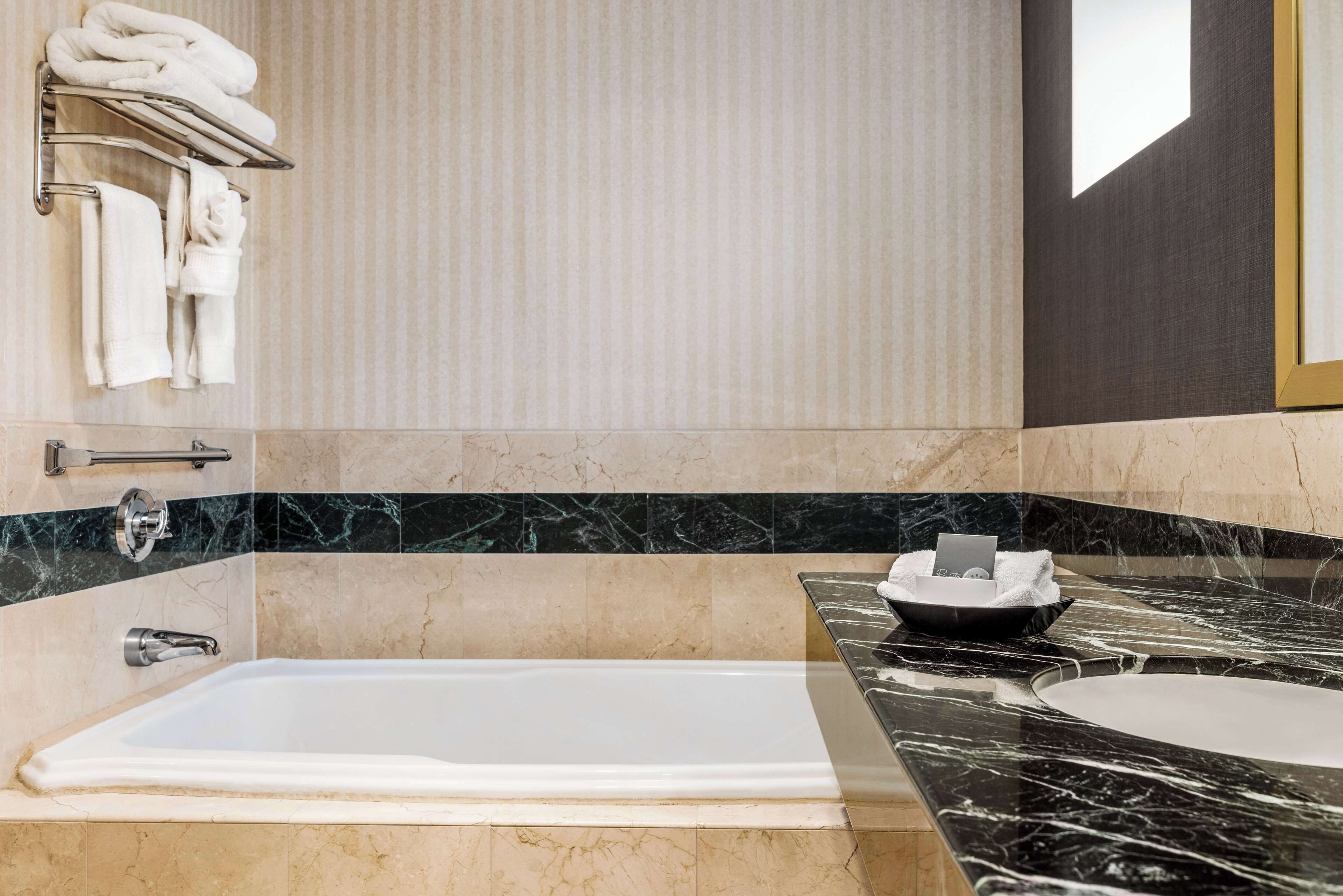 standard room, 1 king bed, non smoking, jetted tub | bathroom | free toiletries, hair dryer, bathrobes, slippers