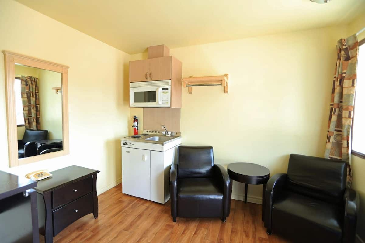 standard room, 1 queen bed with sofa bed, kitchenette (motel) | living room