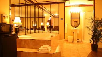 Deluxe-Suite, 1 King-Bett und Schlafsofa, Whirlpool (Hotel) | Badezimmer | Kostenlose Toilettenartikel, Haartrockner, Handtücher