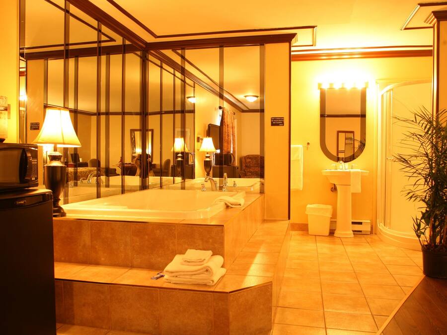 Suite Deluxe, 1 cama de matrimonio grande con sofá cama, bañera de hidromasaje (Hotel) | Baño | Artículos de higiene personal gratuitos, secador de pelo y toallas