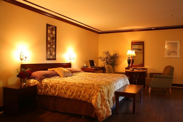 Deluxe Suite, 1 King Bed with Sofa bed, Jetted Tub (Hotel)