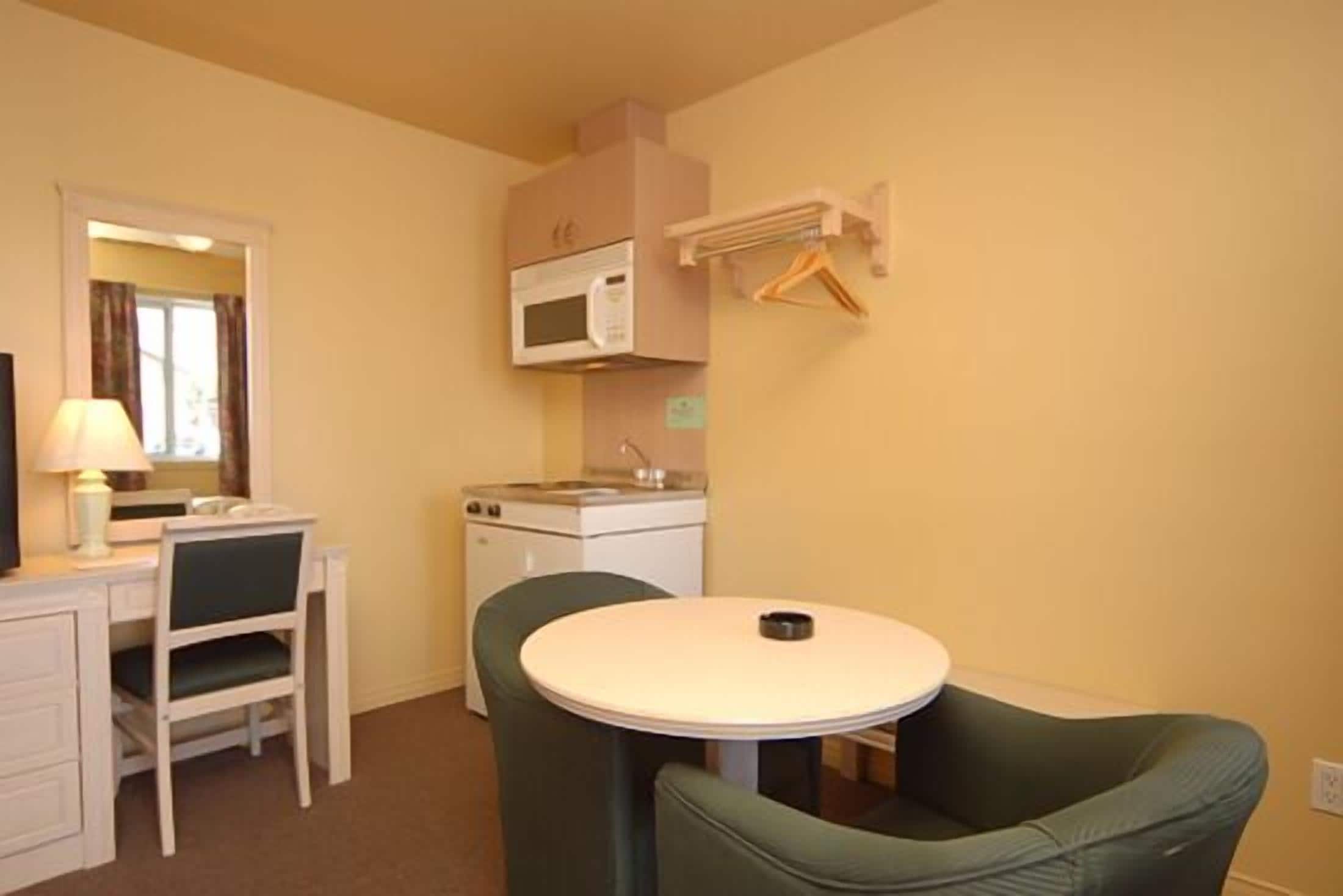 standard room, 1 queen bed with sofa bed, kitchenette (motel) | living area