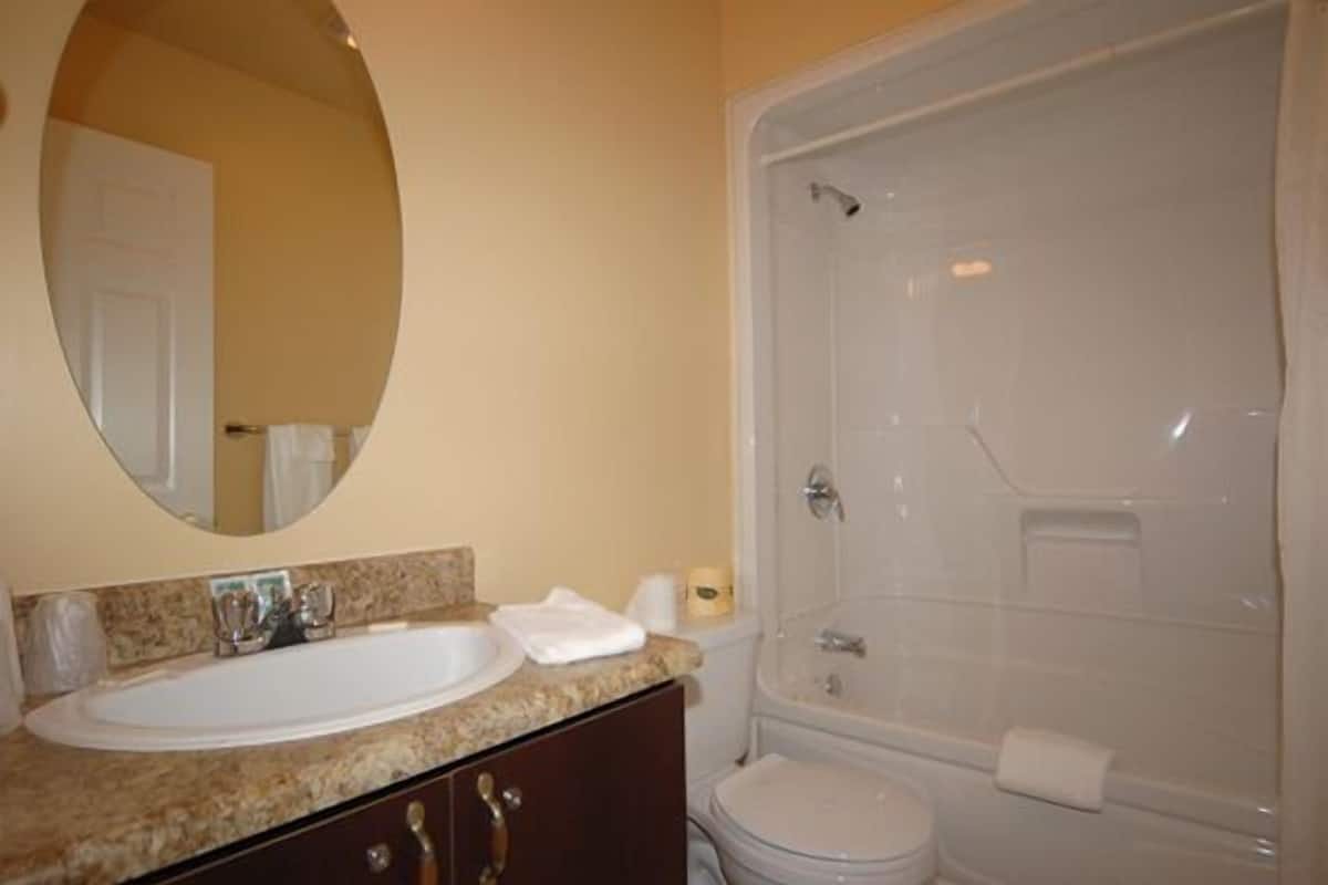 standard room, 1 queen bed with sofa bed, kitchenette (motel) | bathroom | free toiletries, hair dryer, towels