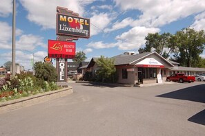 Le Luxembourg offers a restaurant and bar on site.