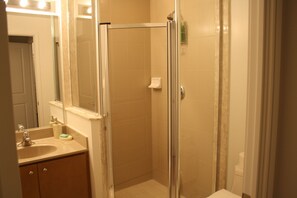 Appartamento Luxury, 2 camere da letto | Bagno | Combinazione doccia/vasca, asciugamani