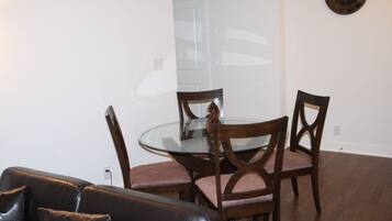 Luxury Condo, 2 Bedrooms | In-room dining
