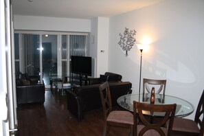 Luksushuoneisto, 2 makuuhuonetta | Oleskelualue | Taulutelevisio, takka