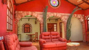 Suite ejecutiva, 1 cama Queen size | Área de sala de estar | Televisión LED de 21 pulgadas con canales por cable y televisión