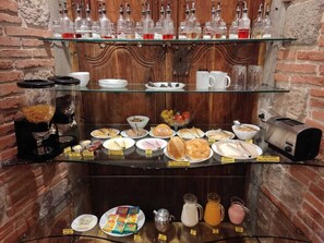 Free daily buffet breakfast - Casa de Piedra Hotel Boutique (La Paz)