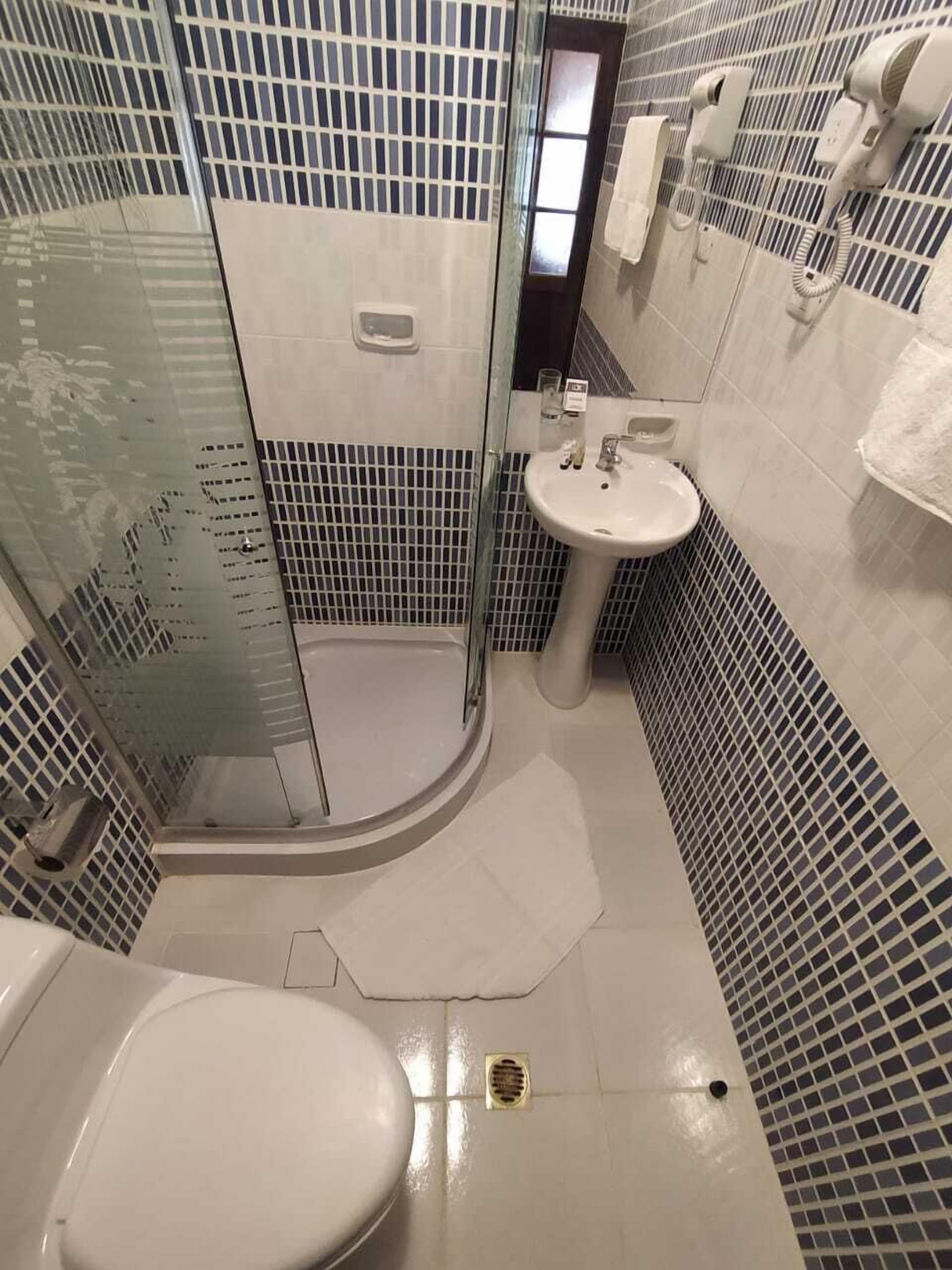 standard triple room, 3 single beds | bathroom | shower, hair dryer, towels