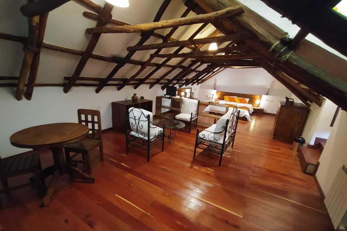 Suíte executiva, 1 cama Queen | 1 quarto, edredons de pluma, frigobar, cofres nos quartos